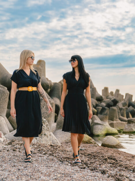 Melna kleita ar vidukļa jostu