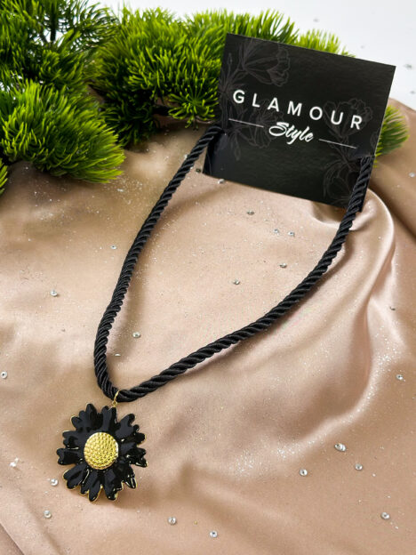 Auklas kaklarota ar ziedu kulonu