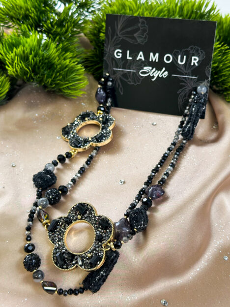 Kaklarota ar melniem kristāla ziediem